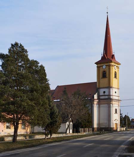 Párkányt elhagyva a 76-os számú főúton közlekedve Nánán keresztül vezet az utunk. A falucska története az 1100-as évekig nyúlik vissza. Temploma és kastélya a XVIII. században épült.