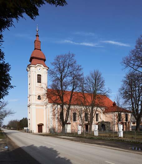 Ipolykiskeszi ma látható 1787-ben épült templomának, egy Árpád-kori kis templom (rotunda) is részét képezi. A kerek templom szentély részében eredeti freskók találhatóak. Az Árpád-kori templom a XII.