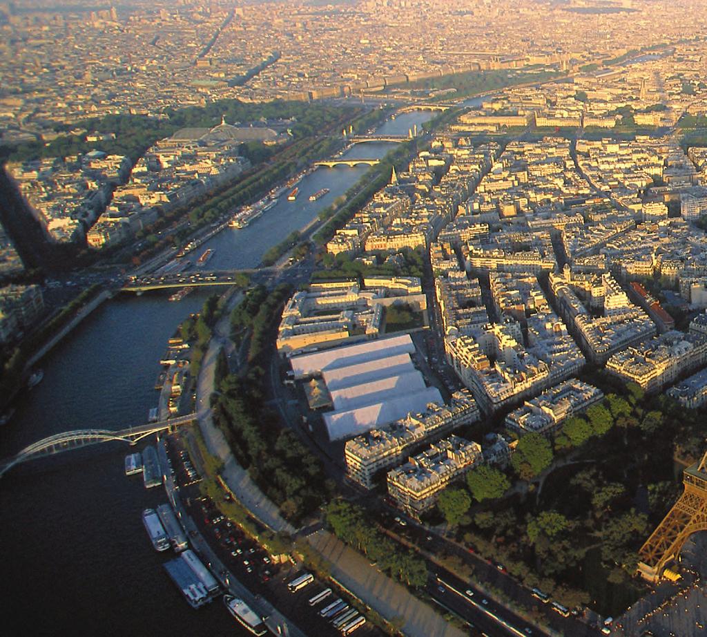 A hatodik osztályos tankönyv IV. fejezete elôtt Párizs egyik jelképének, a Diadalívnek a légi felvételét láttad. A világváros másik talán még híresebb jelképe az Eiffel-torony.