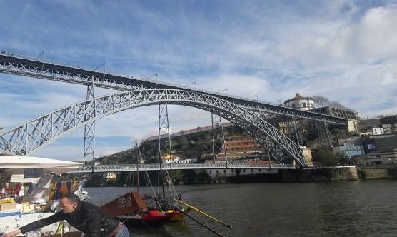 péntek) Kísérőnk vezetésével Portóba mentünk hajókirándulással, borkóstolással egybekötött városnézésre.