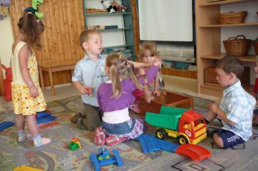 7. A PROGRAM TEVÉKENYSÉGFORMÁI ÉS SZÍNTEREI 7. 1. Játék A belülről indított és vezérelt játéktevékenység célja a gyermekek szabad képzettársításának elősegítése.