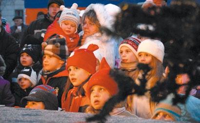 A nagy sikerű koncerten az iskola kórusának előadásában egyházi énekek és karácsonyi dallamok csendültek fel.