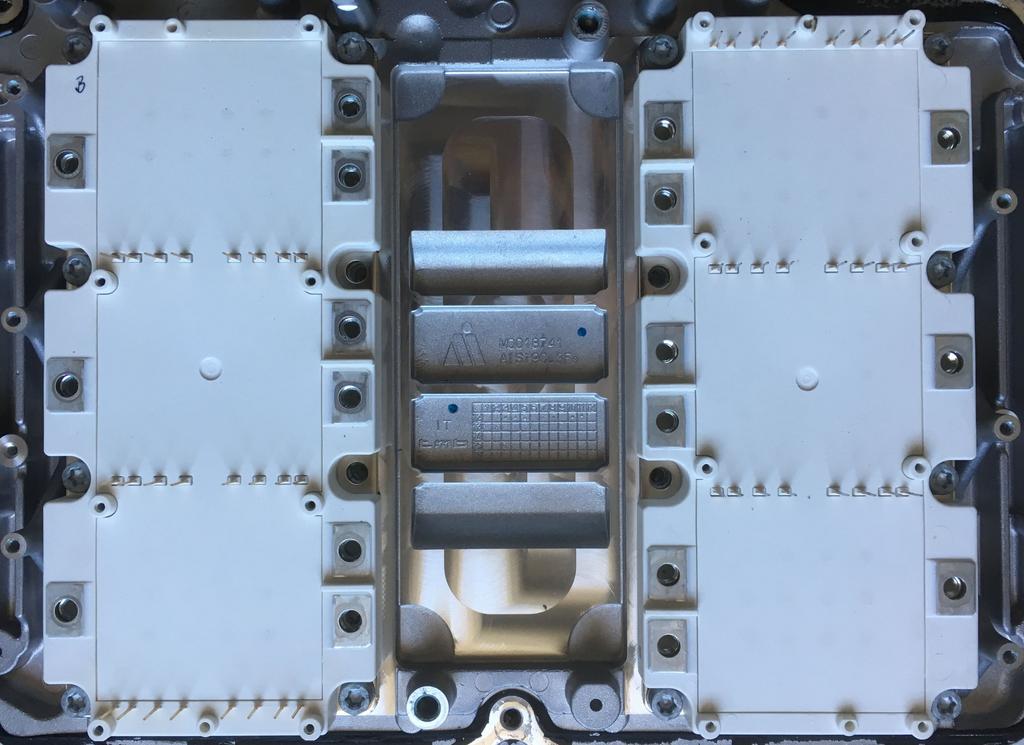 Itt legalul már csak a két IGBT modul látszik; mivel a DC Link kondi útban volt, azt is ki kellett szednem.