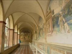 Kláštor Monte Oliveto Maggiore: miesto na výstavbu vybral už v roku 1313 mních Bernando. Výstavba kláštora bola zahájená v roku 1393 a dokončený bol v roku 1526.