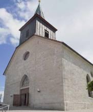 Obr. 05: Farský kostol Svätého Michala Obr. 06: Pohľad na oltár cez hlavný portál Obr.