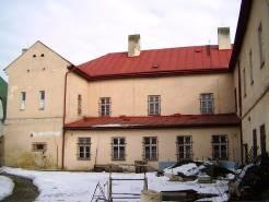 Dvorová fasáda kláštora pred obnovou.