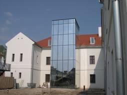 Krov bol v plnom rozsahu podľa potreby ošetrený, zachovaný a prezentovaný v novovytvorených priestoroch. Nové podlahy boli realizované suchým spôsobom, bez nutnosti vytvárania železobetónových vencov.