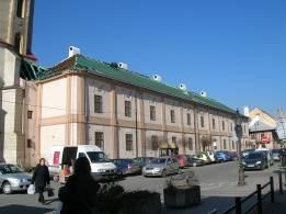Východná uličná fasáda kláštora pred obnovou v roku 2006 Uličná fasáda kláštora po obnove.