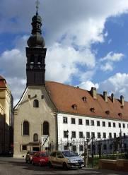 Pohľad na západnú fasádu kostola s kláštorom (vľavo) a pôdorys strechy kláštora (vpravo). Autor: Mgr.