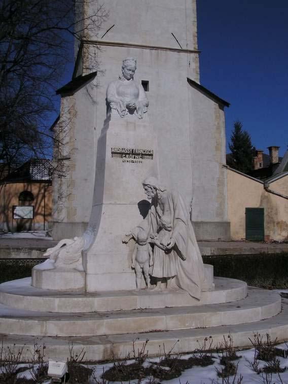 biednych, vdov a sirôt z verejnej zbierky postavili vďační Rožňavčania roku 1905. Roku 1973 bol pomník z pôvodného miesta odstránený, jeho architektúra a kovaná ohrada boli úplne zničené.