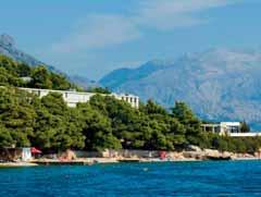 OMIŠ HORVÁTORSZÁG DALMÁCIA HOLIDAY VILLAGE SAGITTA 3* ALL INCLUSIVE Fekvése: a tengerparton, zöldövezetben, a Cetina-folyó közelében (Omiš központja: 7 km) Strand: aprókavicsos, köves, betonozott