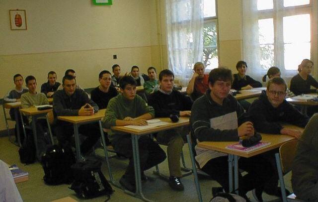 félévi osztályzatokból adódik.