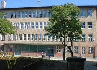 Távközlési ágazat A Pataky István Híradásipari és Informatikai Szakgimnázium több mint 50 éve képez szakembereket híradástechnika, elektronika, valamint a 90-es évek