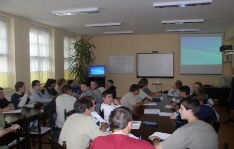 Szakmai képzésük a szórakoztató elektronikától a távközlésen át a számítógép hálózatokig széles műszaki alapozással készít fel a korszerű, speciális ismeretek