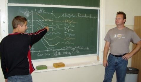 A tanulók az idegen nyelvet képességüknek és szorgalmuknak megfelelő szintű kis létszámú csoportokban tanulják.