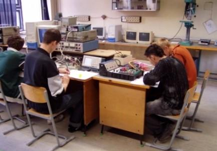 A középiskolai szakmai alapozást beszámítjuk az érettségit követő OKJ-s képzésekbe, így egy év alatt szerezhető technikus szintű szakképesítés.