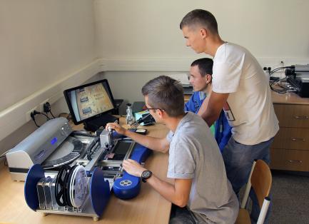 rendszerüzemeltető (főbb témakörök: irodai szoftverek, szoftverüzemeltetés, operációs rendszerek, számítógépes hálózati ismeretek, programozás, IT biztonságtechnika)