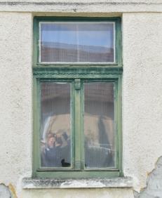 Az eredeti ablakok és mai osztott üvegezéssel