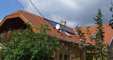 telepítése kedvező, valamint a napelemek az utcavonaltól távolabb álló keresztszárny tetőfelületén történő