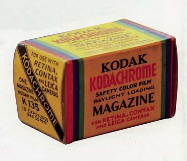 A legelsõ, széles körben elterjedt színes film, az 1935-ben bevezetett Kodachrome érzékenysége ISO 6 volt, az 1990-es évek legendás Fujifilm diája ISO 50-es érzékenységgel bírt, az amatõr filmek 100