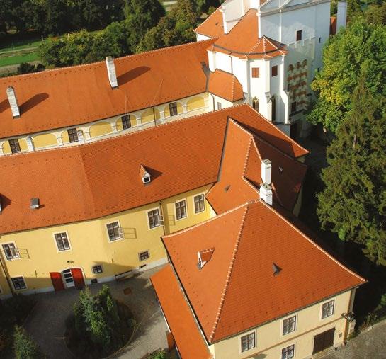 században kiépített együttese Győr legrégibb épülete.