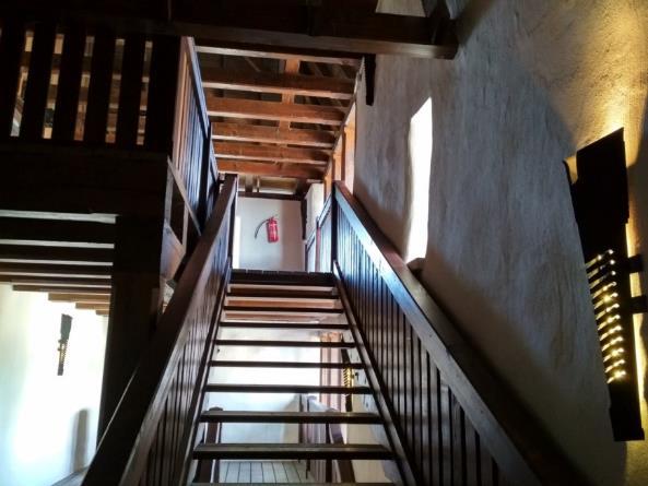 Lépcsőház a felső várban Fényképek: Körmendy Éva Festett