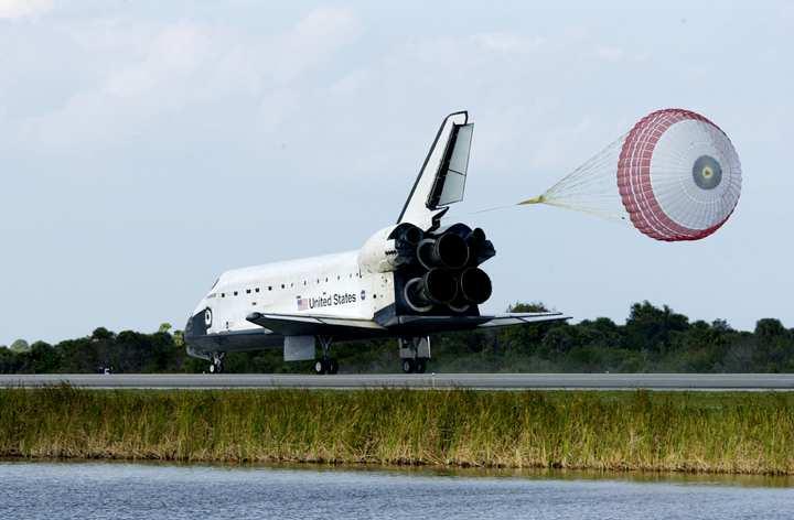 Fékezés ejtőernyővel Endeavour, STS-113 2002.