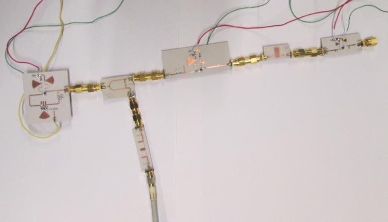 Hangoló feszültség [V] Kimeneti frekvencia [GHz] Kimeneti teljesítmény [dbm] 24 3,32 2,7 25 3,35 2,25 Megjegyzés Megjelenik 775MHz és harmonikusai A mérés során mutatkozik az úgynevezett load pulling