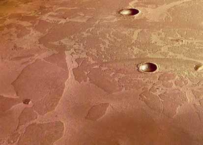 NEUKUM Megdermedt sárfolyás az Olympus-hegy oldallejtôjén Zsugorodó méretû vízjégborítás egy marsi kráter területén nyáron, az északi félteke 70.