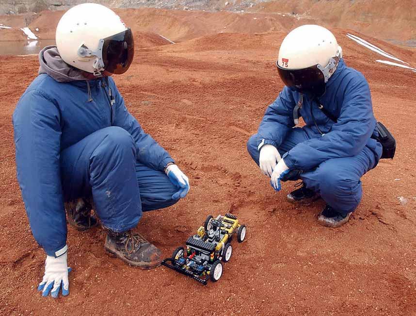 z indítási ablakokhoz igazodva több ûrkutatási szervezet kidolgozta már hosszú távra szóló Mars-programját, egymást követô keringô-, illetve leszállóegységekkel.