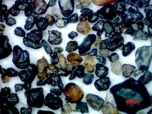 Az olivin homok fő frakciója a 0,25-0,355 mm közötti méretű, szemcseeolszlási függvénye laposabb, a kromit