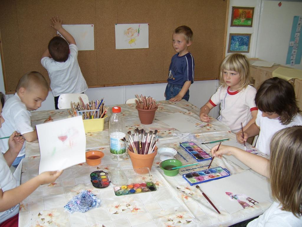 VI./4. Rajzolás, festés, mintázás, kézimunka A tevékenység célja: a gyermekek élmény- és fantáziavilágának képi, szabad önkifejezése.