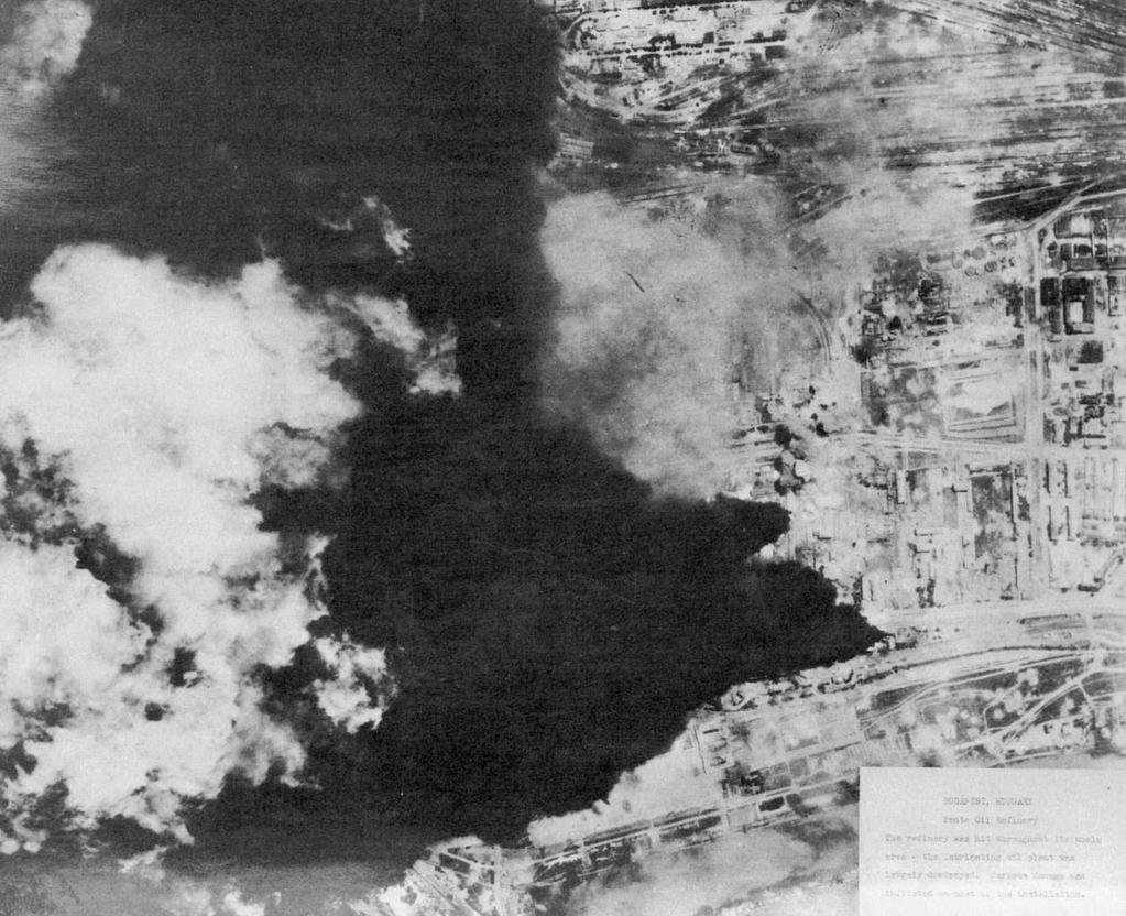 23. ábra A Fanto k olaj-finomítója ellen végrehajtott légitámadás közben