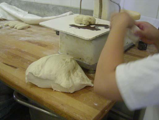 A kenyerek feladási tömegei: Névleges (késztermék) tömeg Feladási tömeg 0,5 kg-os termékek 0, 58 kg 0,75 kg-os termékek 0, 87 kg 1,00 kg-os termékek 1, 15 kg 2,00 kg-os termékek 2, 25 kg A sülési,