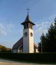 1828-ban épült fel a falu első iskolája. A helyi kovácsházat alakították át iskolának és ez szolgált a tanító lakhelyéül is.
