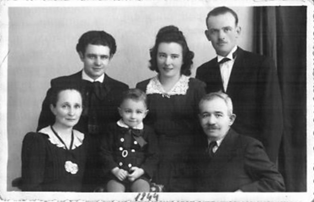 7. Összegzés, következtetések I12. (1944) Akkor csináltattunk családi képet. Akkor mán a bátyám le vót szërëlve a katonaságtól, s az öcsém is má nagyobbacska legén vót má, nëgyedik évës vót.