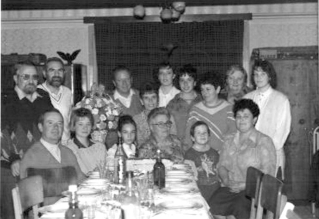 (1995) Itt az én hetvenéves találkozómon vót, találkozóm után ëgy vacsora vót, amin... ahol a család ësszeült.