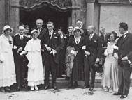 Kiss Erzsike felvétele, kinek az épület szintén szülőháza Méret: 23 x 17 cm. Jó állapotú, eredeti fénykép. 6.000,- 255. Dessewffy Sándor és Madarassy Nedda esküvője 1932. VII. 23. szombaton a Vizivárosi Anna templomban Fénykép.