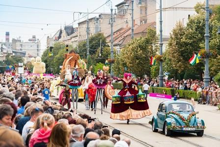 unokáinktól kaptuk kölcsön. Azt szimbolizálja, hogy együtt, közös összefogással tudunk élhetőbb, egészséges bolygót hátrahagyni a következő generációknak, gyermekeinknek.