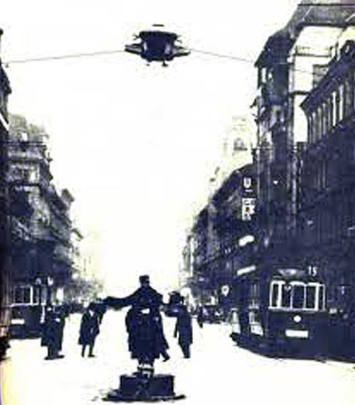 Közlekedéstechnika Az ország első villanyrendőrét 1926. december 23-án helyezték üzembe Budapesten, a Rákóczi út és a Nagykörút kereszteződésében.