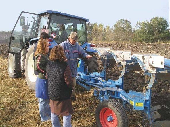 TANULÁSIRÁNYÍTÓ 1. feladat Tanulmányozza szaktanára által az iskolájában található eke felépítését! Végezze el a következő feladatokat! - Határozza meg az Ön iskolájában lévő eke típusát!