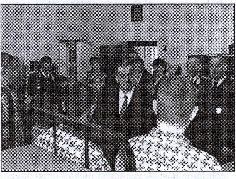 Illéssy István, az Igazságügyi Minisztérium kabinetfőnök-helyettese, Frankné Dr. Kovács Szilvia, a megyei közgyűlés elnöke, és Mohai András, a megyei közgyűlés kabinetfőnöke. 2005. március 15.