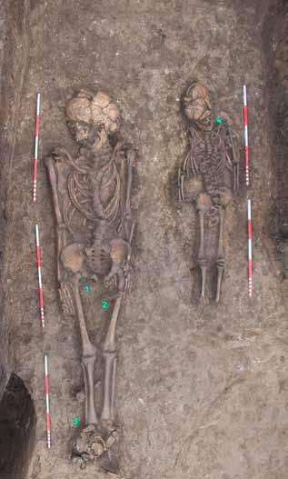 Double burial (an adult and a child) from a Sarmatian cemetery with 107 graves from Bükkábrány-Bánya XI site vésők és egy kartekercs pár.
