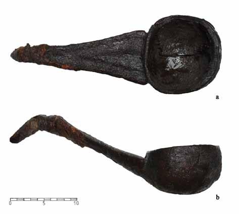 A Herman Ottó Múzeum régészeti kutatásai 2014-ben 169 9. kép. Rásonysápberencs-Szőlő alja. Az s236 kútból előkerült fa vízmerítő kanál (a. felülnézet, b. oldalnézet) Fig. 9. Rásonysápberencs-Szőlő alja. A wooden ladle used to scoop water from well s236 (a.