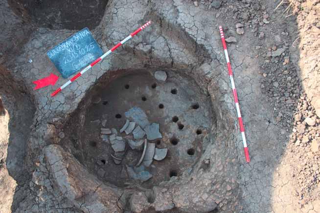 A Herman Ottó Múzeum régészeti kutatásai 2014-ben 149 3. kép. Kelta edényégető kemence Bükkábrány-Bánya, XI. lelőhelyről Fig. 3. A Celtic pottery kiln from Bükkábrány-Bánya XI site módon a háta mögé csavarták (a mellékletek alapján rézkori; 2.