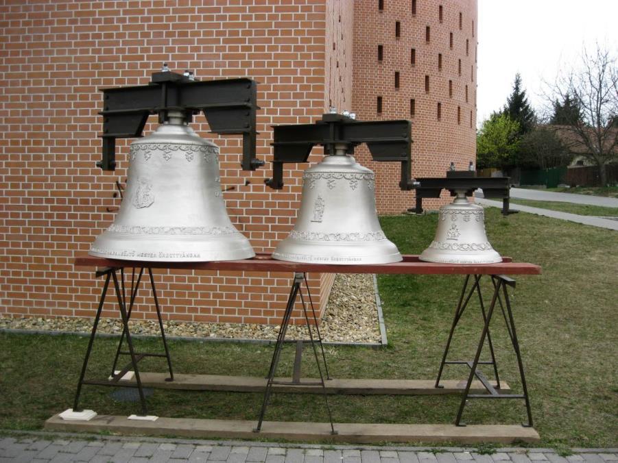 Képen egy fekvő, konzolos harangláb látható, egyharang részére. 4. ábra 5. Harang lengőszerkezetek készítése, felújítása 5. ábra A harangok tetején a lengőszerkezetek helyezkednek el.