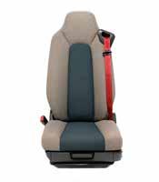 Mindkét ülést szennyeződésálló szőtt textil borítja, és piros, illetve fekete színű integrált biztonsági övvel is rendelhetők. Alacsony belső zajszint.