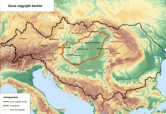 Magyarország, a Duna-medencén belül, három nemzetközi részvízgyőjtın (a Duna közvetlen, a Tisza, és a Dráva) osztozik a szomszédos országokkal. Ezek Magyarországra esı területei adják az ún.