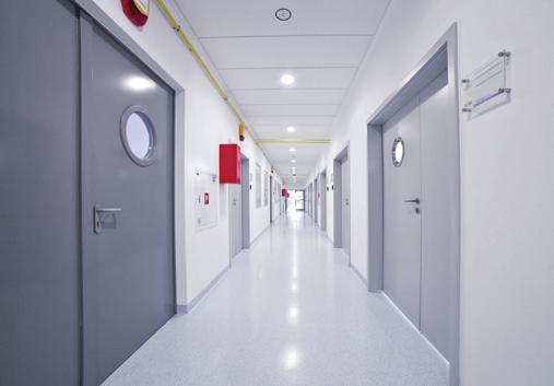 Az acélból készült ajtók tökéletesek a kereskedelmi épületek, garázsok, alagsorok vagy a magas higiéniai követelményű műszaki helyiségei számára.