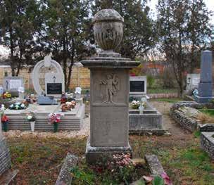 temetőben található, régi sírkövek is az épített értékek közé sorolhatók.